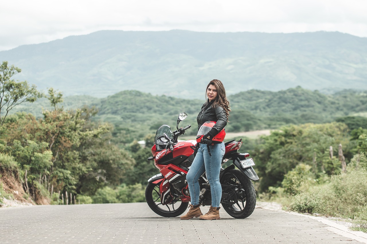 I ženy jezdí často na motorce. 